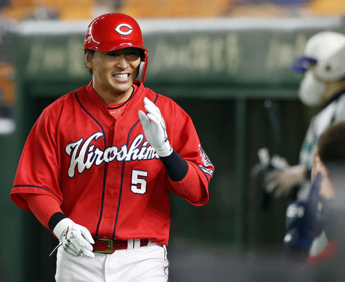 巨人対広島　7回表広島1死二塁、四球を選び代走と交代した長野はナインの出迎えに笑顔で応える（撮影・垰建太）