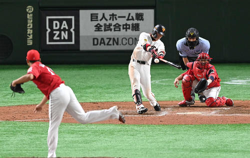 巨人対広島　7回裏巨人1死二塁、右前適時打を放つ亀井。投手今村（撮影・鈴木みどり）
