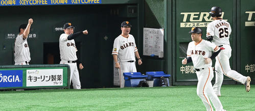 巨人対広島　8回裏巨人無死、右越えソロ本塁打を放った岡本（右）にガッツポーズする原監督（左から2人目）（撮影・鈴木みどり）
