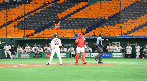 巨人対広島　9回裏巨人2死一、二塁、好機で代打石川が見逃しの三振に倒れ一斉に肩を落とす巨人ベンチとスタンドのジャビット。広島捕手会沢は力強くガッツポーズ（撮影・垰建太）