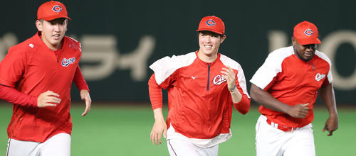 巨人対広島　試合前、笑顔でウオーミングアップを行う広島森下。左はこの日先発予定の遠藤（撮影・垰建太）