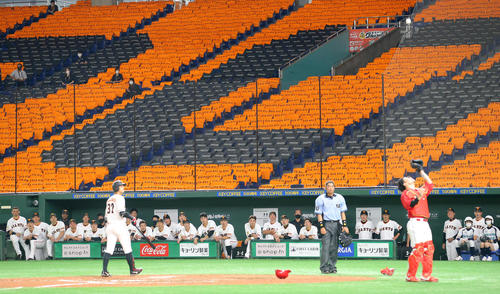 巨人対広島　延長10回裏巨人2死一、二塁、若林（手前左）が捕邪飛に倒れゲームセット。引き分けに終わり渋い表情の巨人ベンチ（撮影・垰建太）