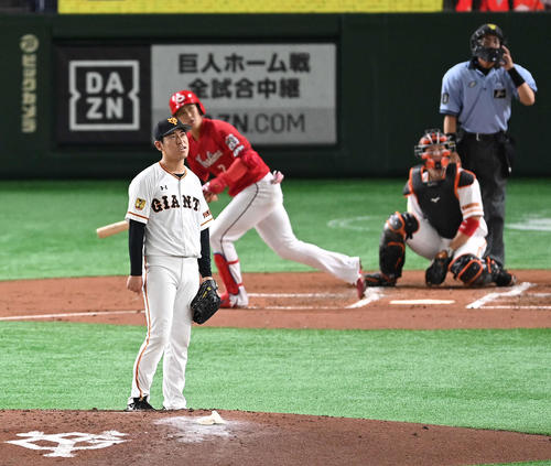 巨人対広島　2回表広島2死二塁、堂林に先制の左越え2点本塁打を浴びる桜井（撮影・鈴木みどり）