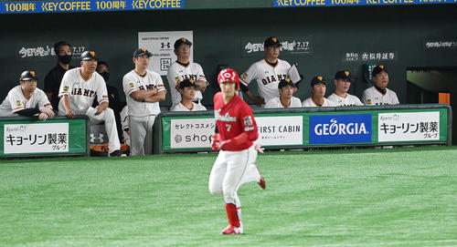 巨人対広島　2回表広島2死二塁、堂林に先制の左越え2点本塁打を浴び、ベンチでぼうぜんとする原監督（右）（撮影・鈴木みどり）