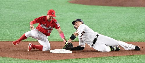 巨人対広島　3回裏巨人2死二塁、左適時打を放ち二塁へ滑り込むもアウトになる丸。二塁手菊池涼（撮影・鈴木みどり）