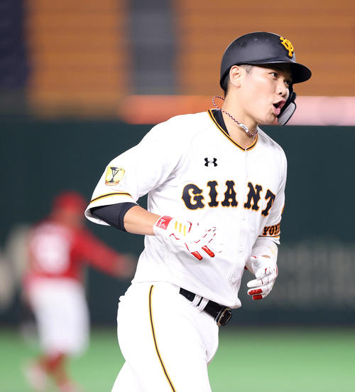 巨人対広島　5回裏巨人1死一塁、左中間に逆転の2点本塁打を放ち引き締まった表情で三塁を蹴る坂本（撮影・垰建太）