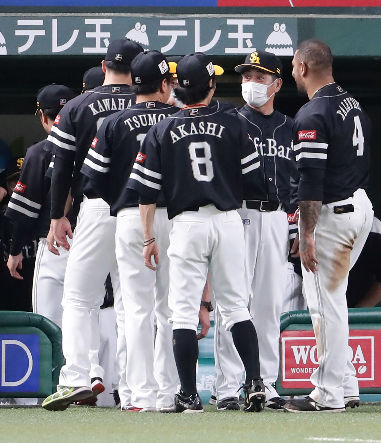 西武対ソフトバンク　接戦を制し、勝利投手の津森（左）は、工藤監督からひじタッチで祝福される（撮影・浅見桂子）