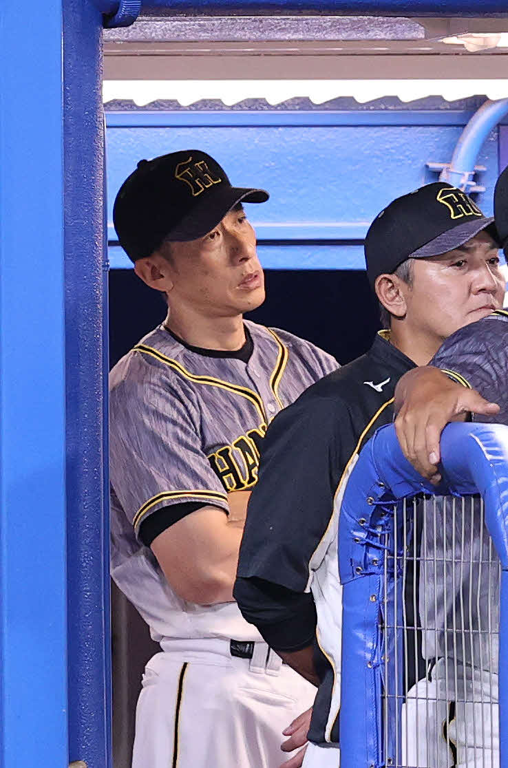 ヤクルト対阪神　敗戦し悔しそうな表情を見せる阪神矢野燿大監督（左）（撮影・鈴木正人）