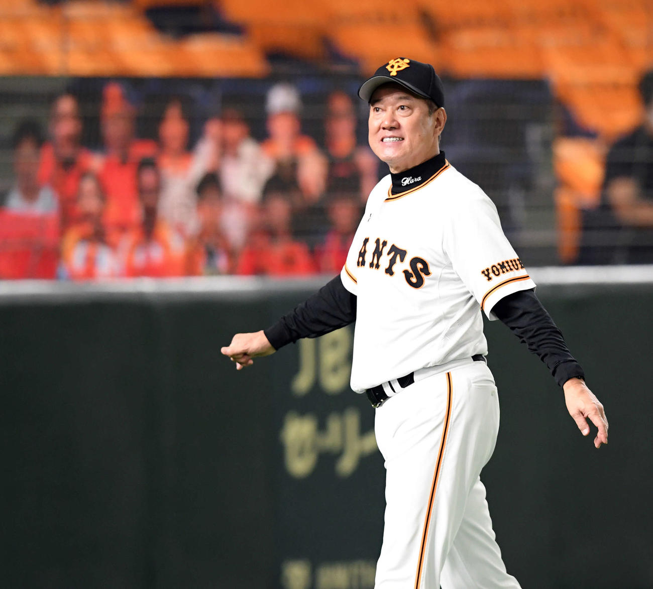 巨人対広島　9回表、選手交代を告げベンチに戻る巨人原監督（撮影・たえ見朱実）