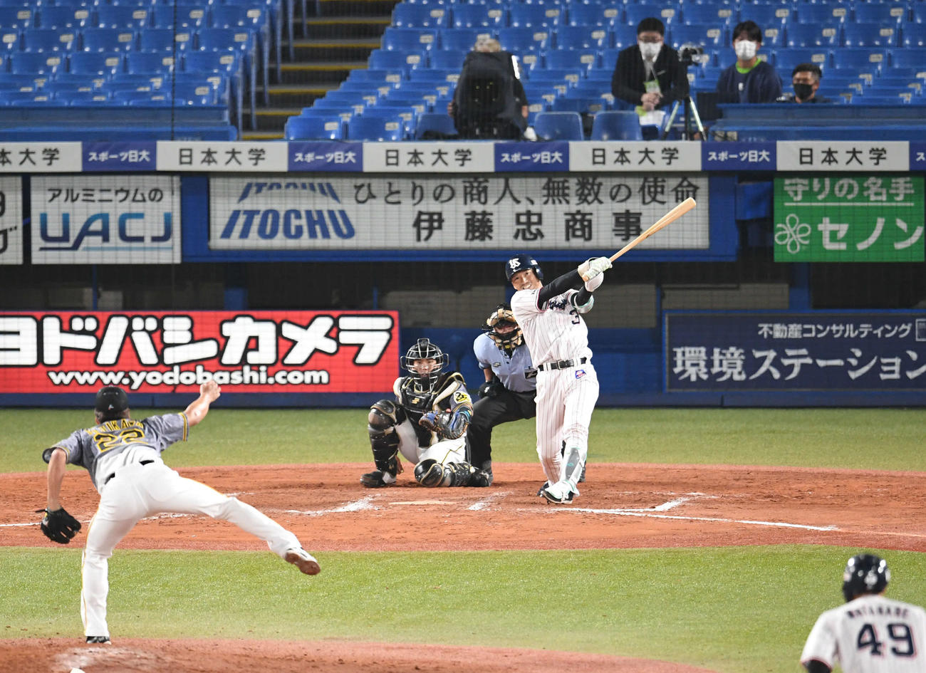 ヤクルト対阪神　9回裏ヤクルト2死、一、二塁、西浦は左翼へサヨナラ3点本塁打を放つ。投手藤川（撮影・山崎安昭）