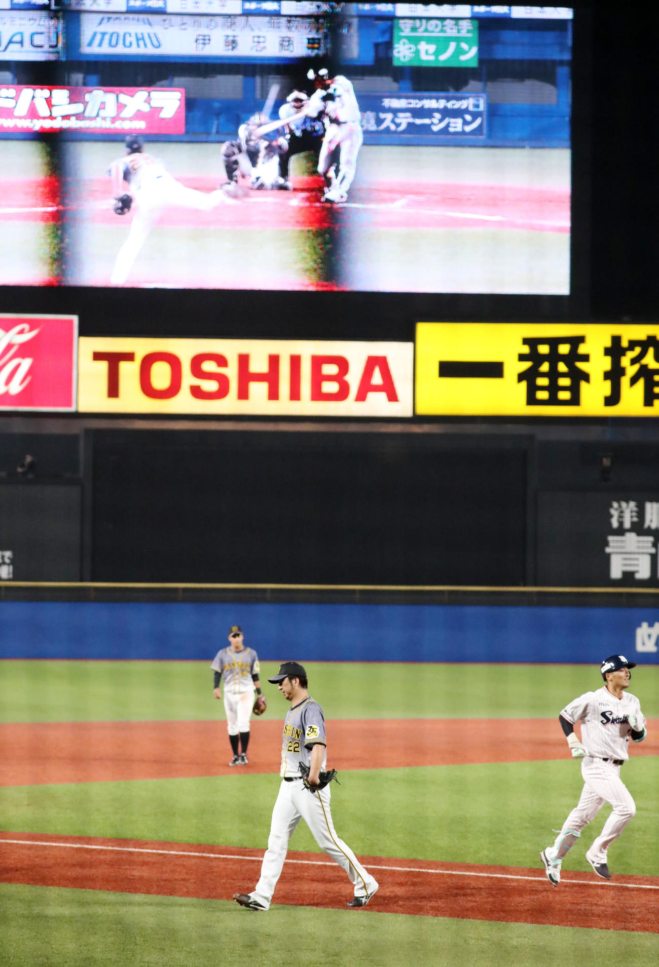 9回裏ヤクルト2死一、二塁、藤川は西浦（右）にサヨナラ左越え3点本塁打を被弾し負け投手となる（撮影・加藤哉）