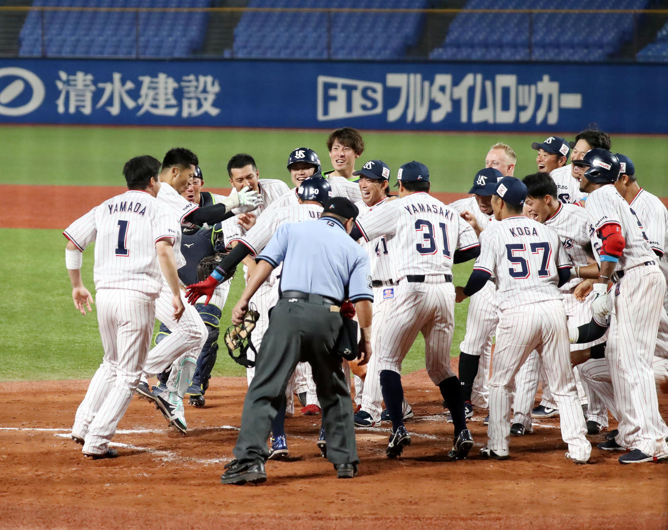 9回裏ヤクルト2死一、二塁、西浦（左から2人目）はサヨナラ左越え3点本塁打を放ち歓喜のナインが待つ本塁へ生還する（撮影・加藤哉）