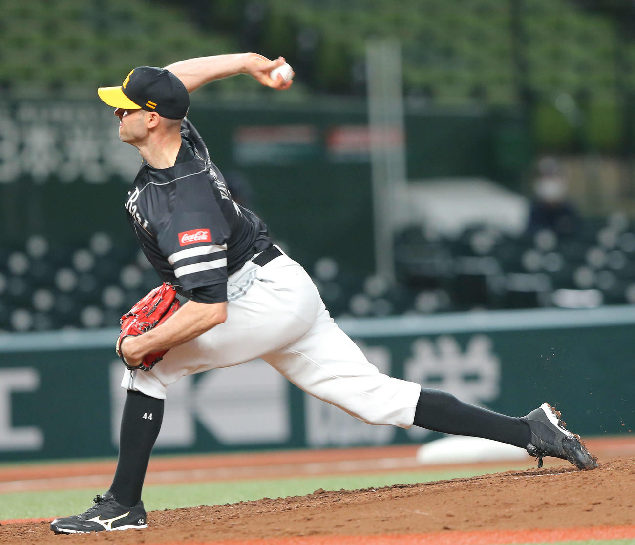 西武対ソフトバンク　7回裏西武無死、力投するバンデンハーク（撮影・河田真司）　　