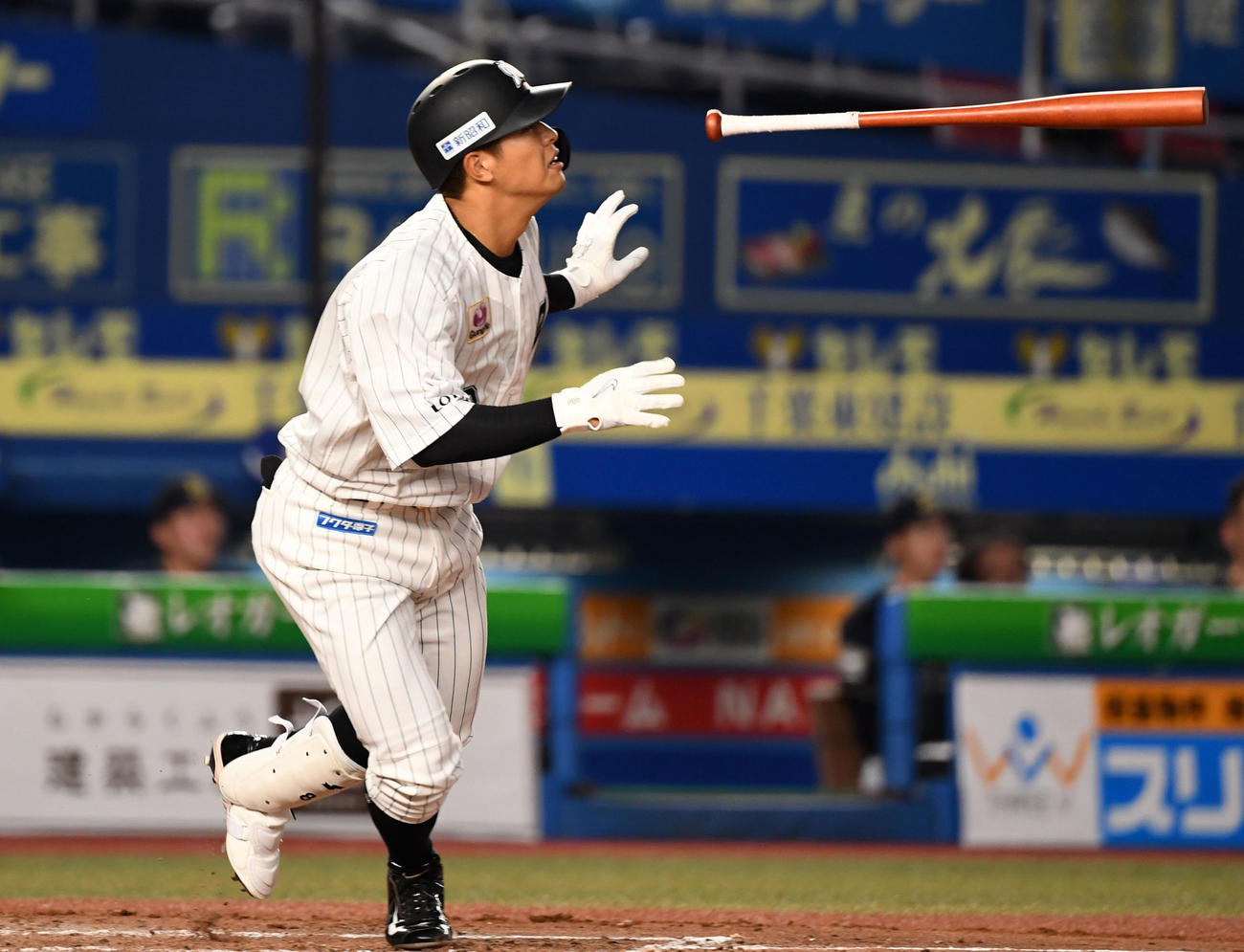 ロッテ対オリックス　3回裏ロッテ1死、中前打を放つ中村奨（撮影・横山健太）