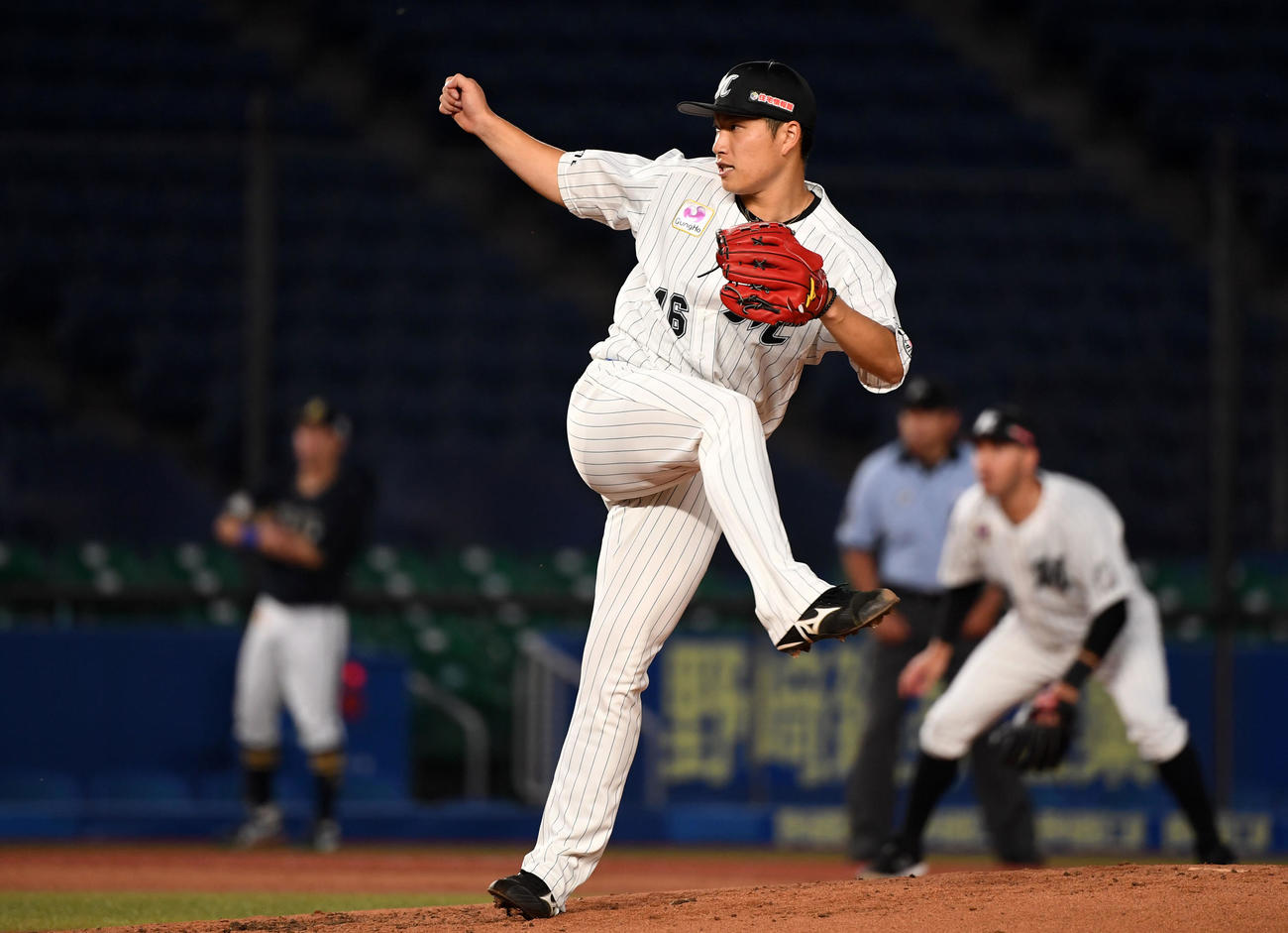 ロッテ対オリックス　力投するロッテ先発の岩下（撮影・横山健太）