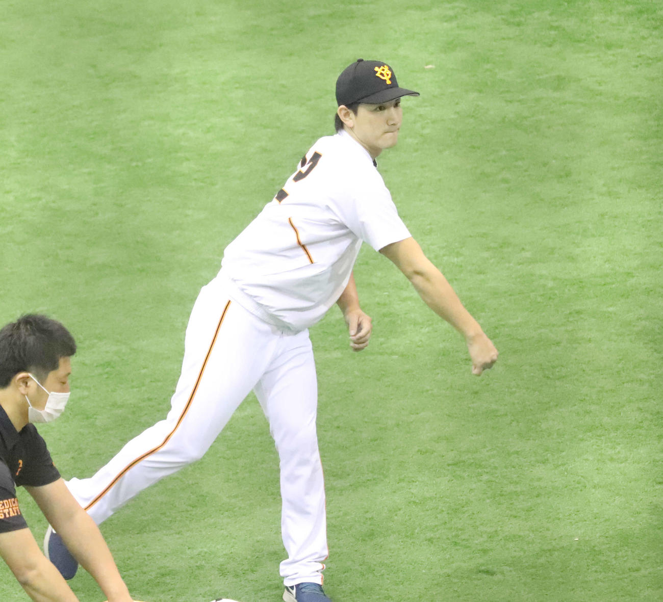 ネットスローを行う巨人小林（撮影・久永壮真）