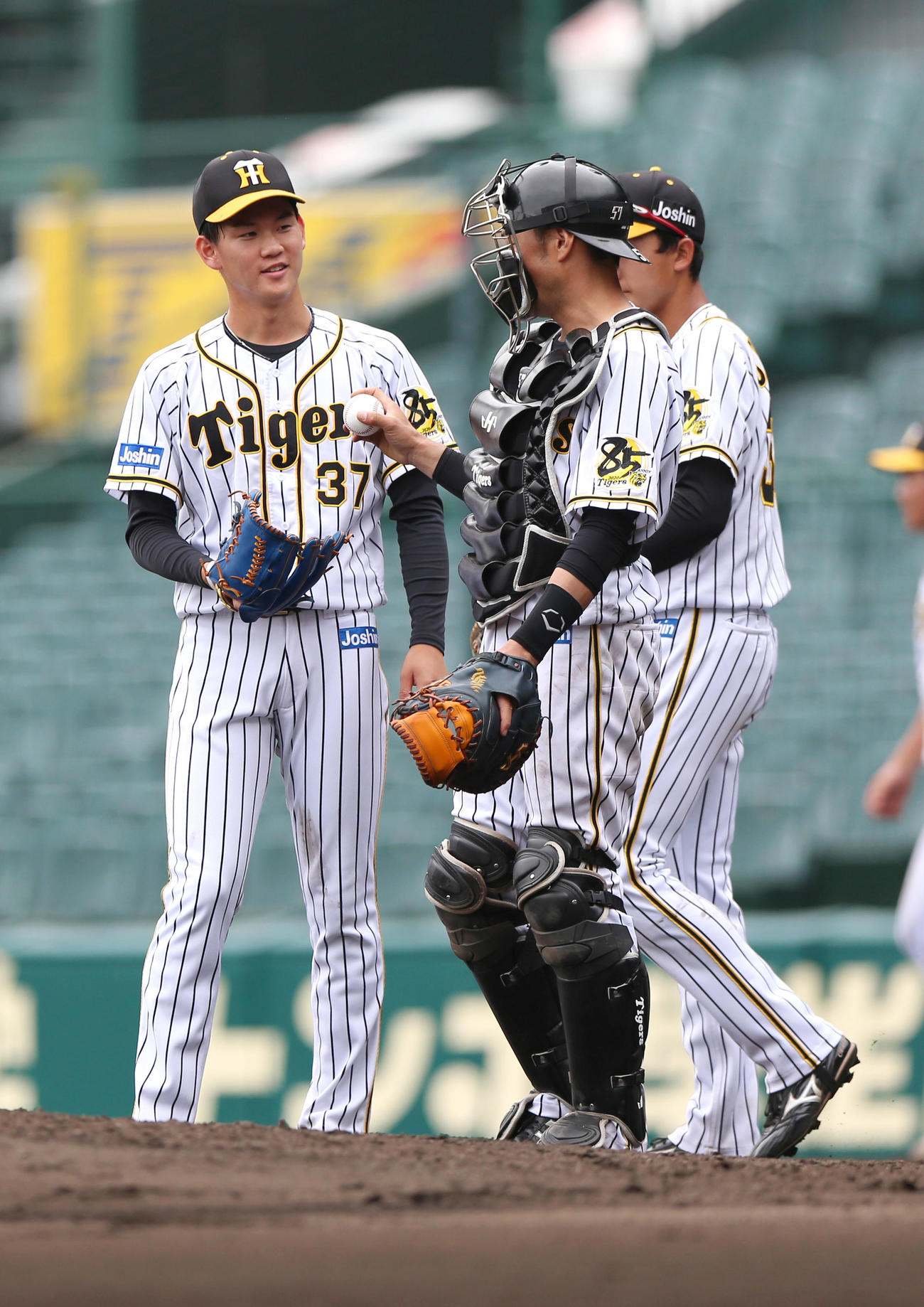 ウエスタン・リーグ阪神対オリックス　7回表、阪神4番手で及川（左）がマウンドに上がる（撮影・上山淳一）