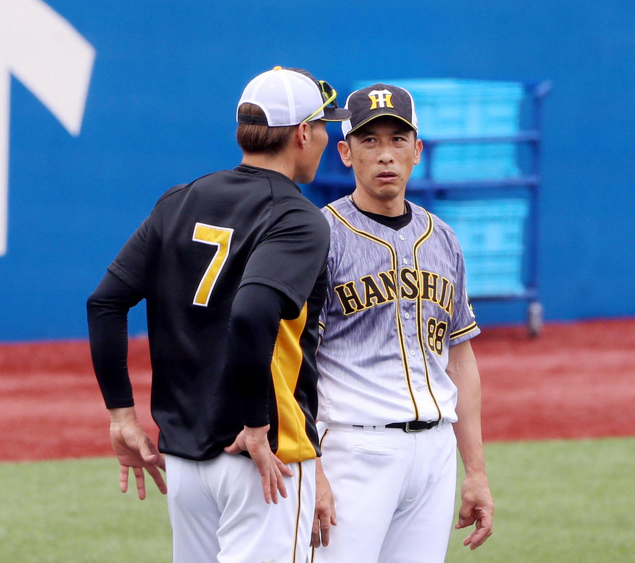 ヤクルト対阪神　練習中、糸井（左）と話す矢野監督（撮影・加藤哉）