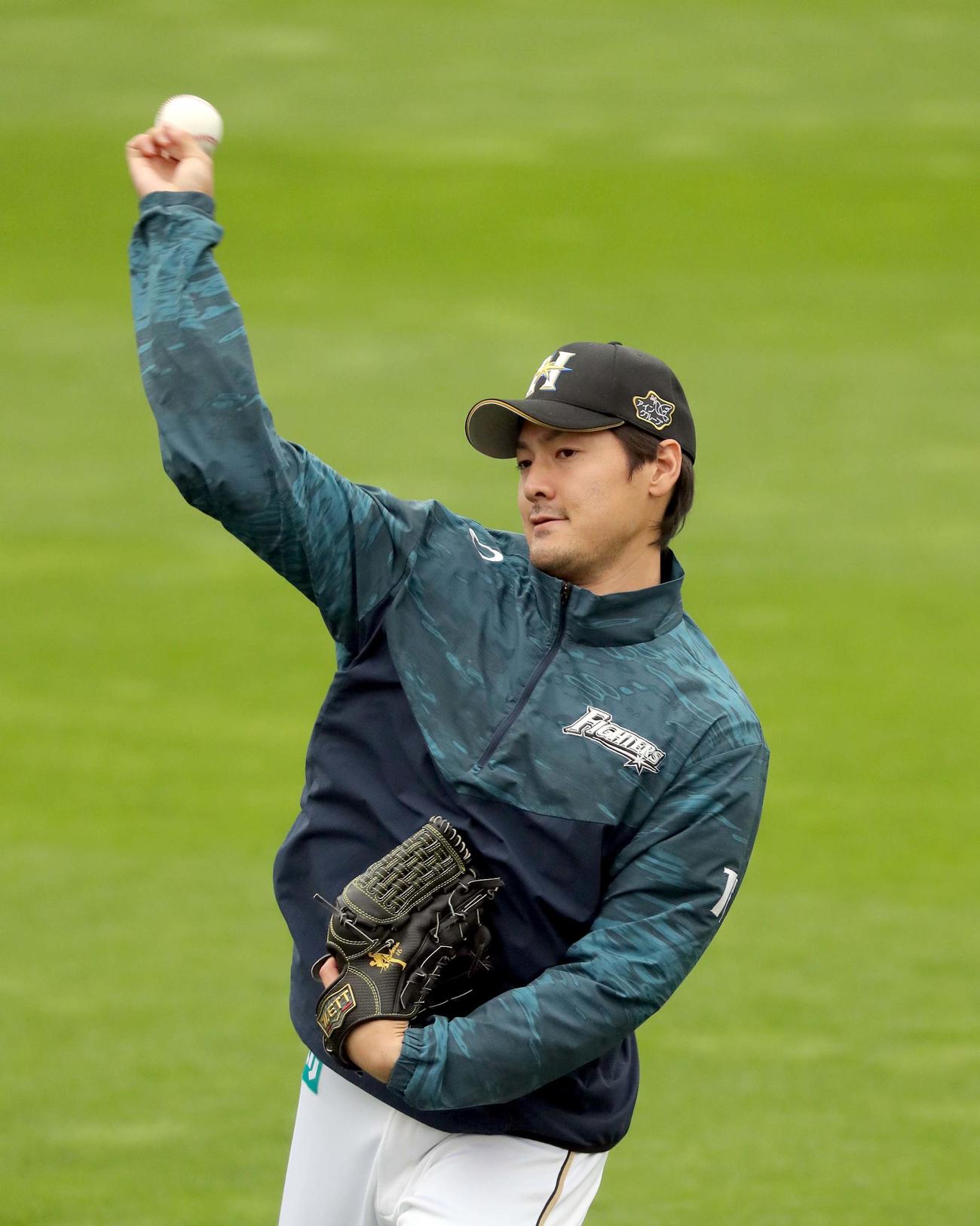 楽天対日本ハム　試合前、キャッチボールをする日本ハム有原（撮影・佐藤翔太）