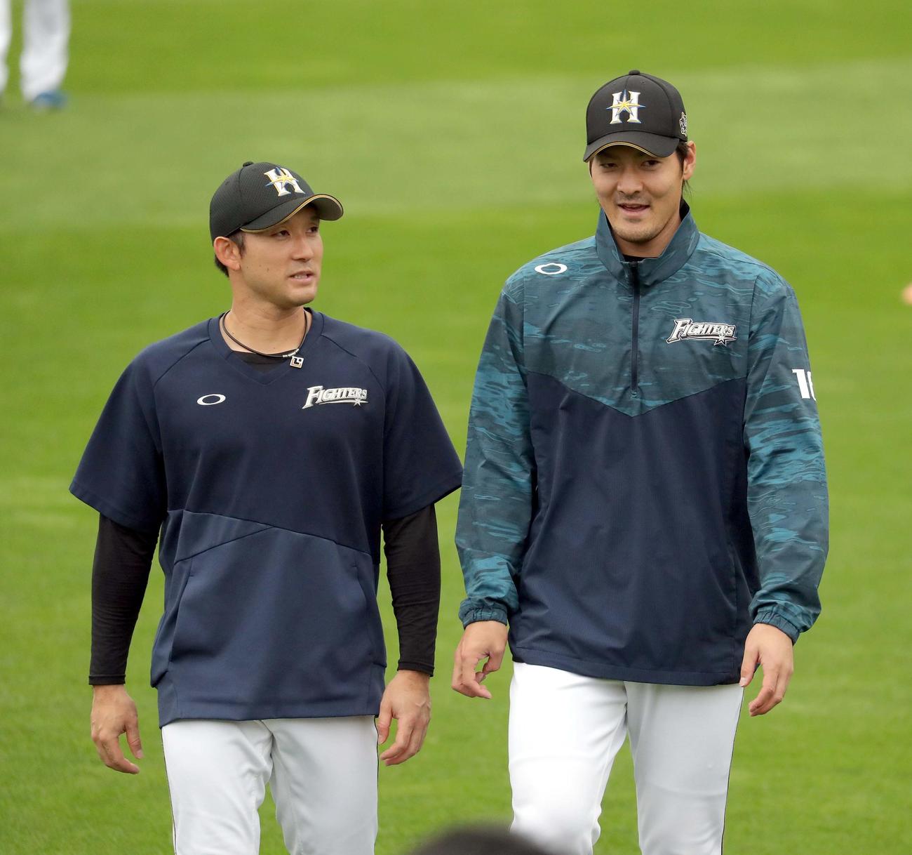 楽天対日本ハム　試合前、談笑する日本ハム杉谷（左）と有原（撮影・佐藤翔太）
