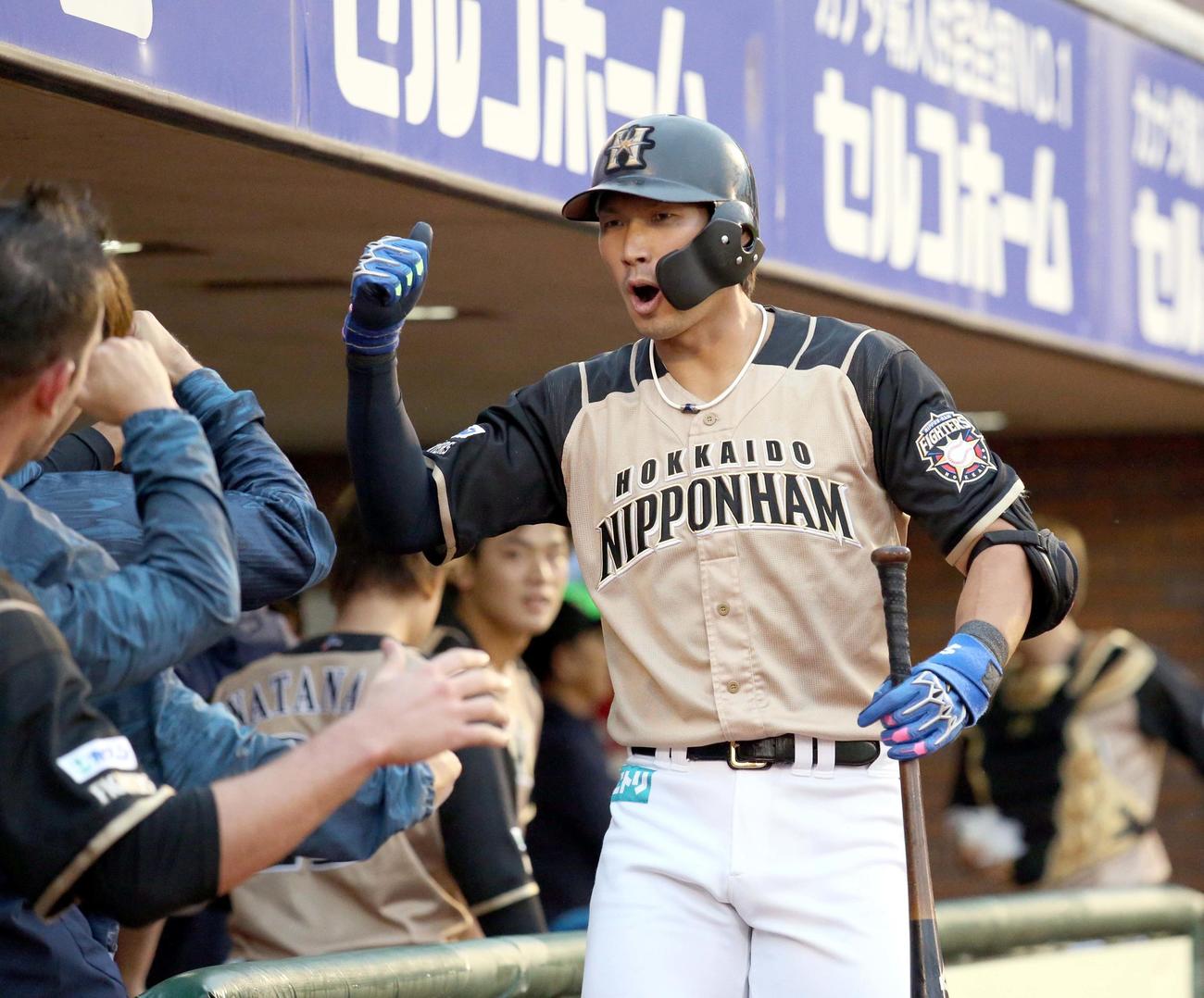 楽天対日本ハム　1回表日本ハム1死、大田は先制となるソロ本塁打を放ちチームメートに出迎えられる（撮影・佐藤翔太）