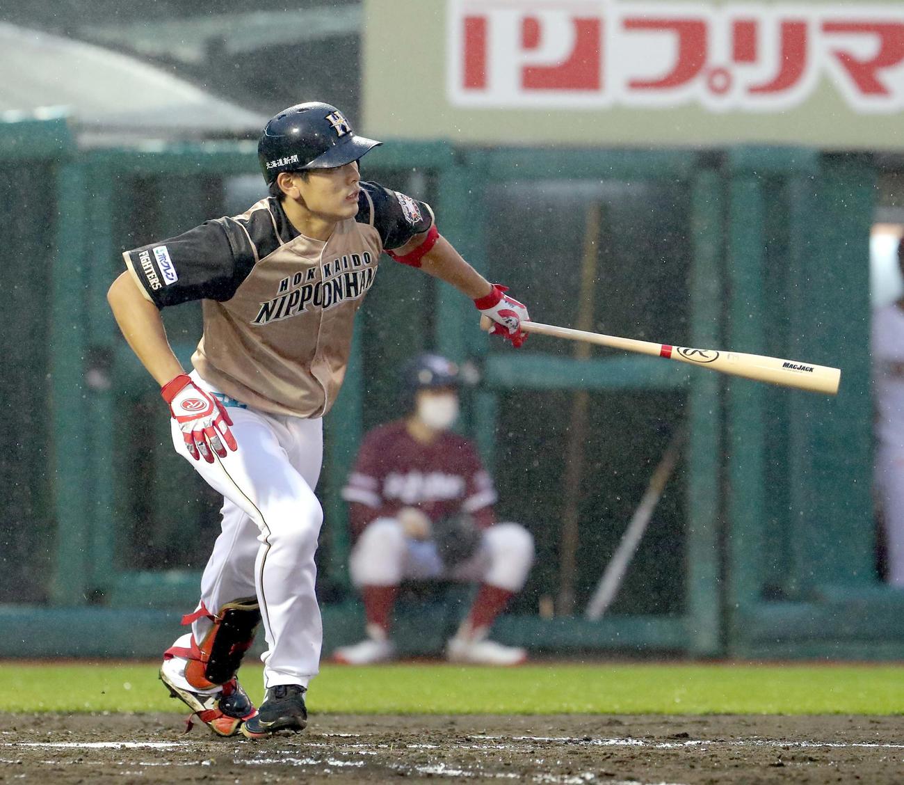 楽天対日本ハム　3回表日本ハム無死、野村はプロ初安打を放つ（撮影・佐藤翔太）