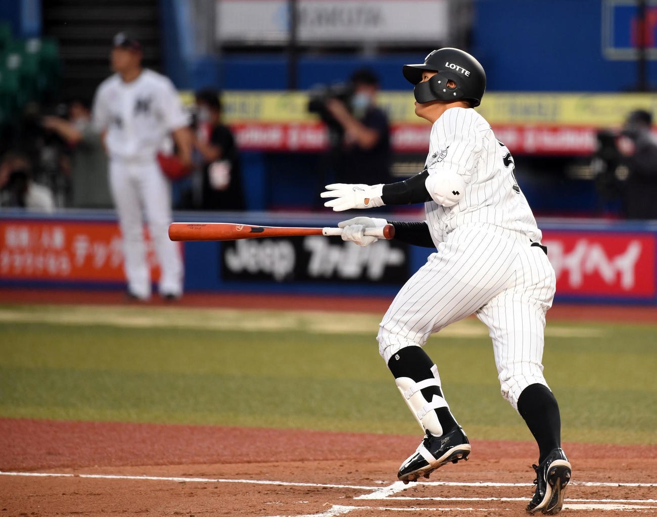 ロッテ対オリックス　1回裏ロッテ1死満塁、中越え満塁本塁打を放つ中村奨（撮影・横山健太）