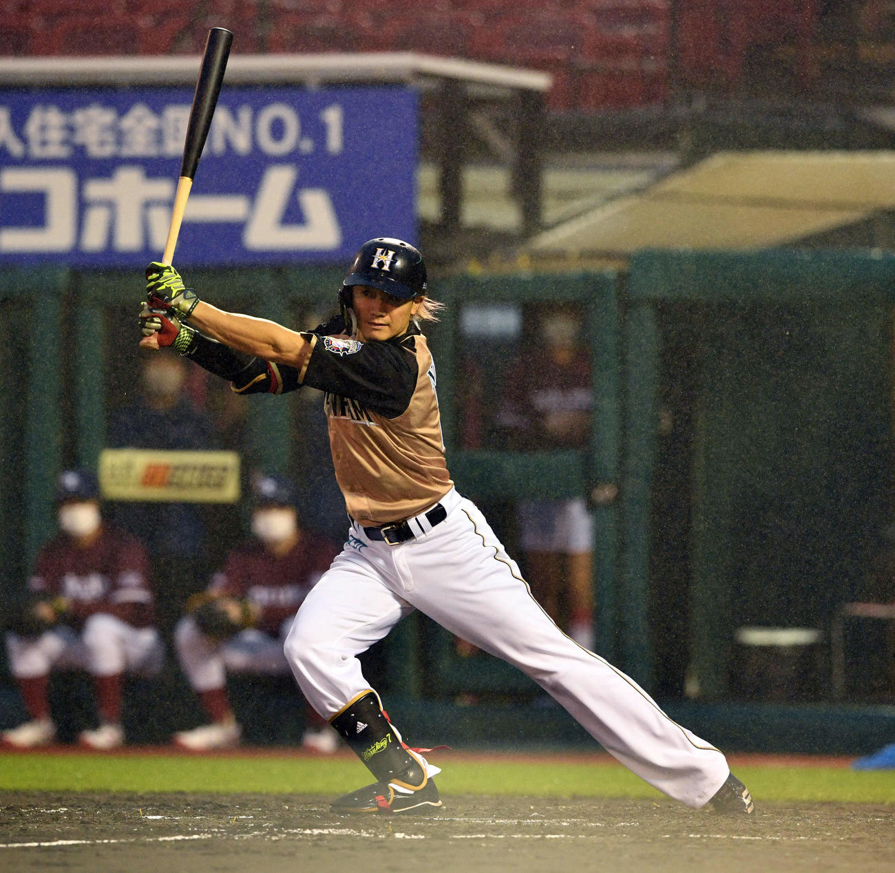 楽天対日本ハム　3回表日本ハム1死二塁、西川は左前適時打を放つ（撮影・滝沢徹郎）