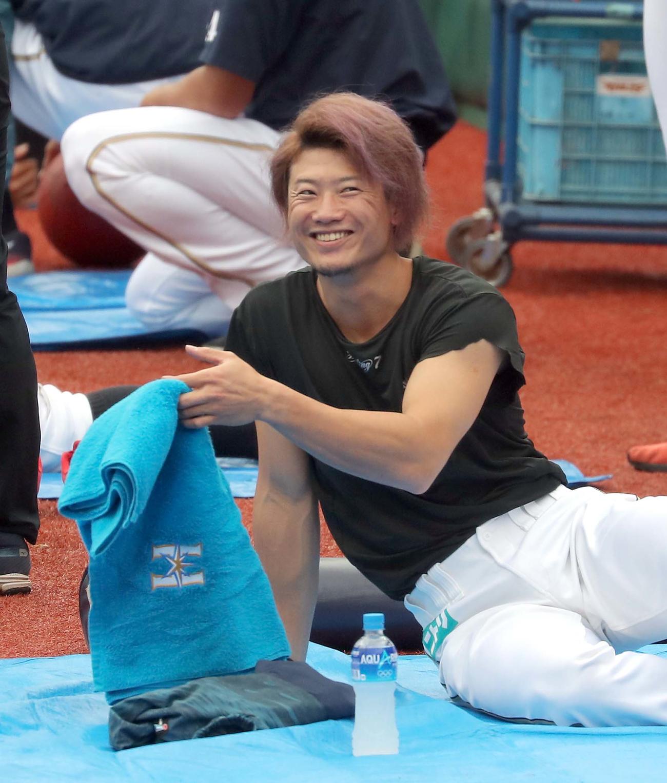 楽天対日本ハム　ウオーミングアップ中、笑顔を見せる日本ハム西川（撮影・佐藤翔太）