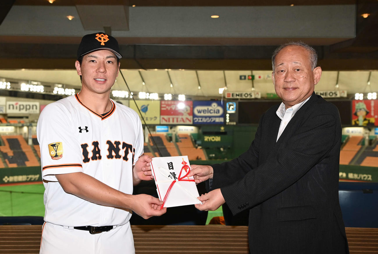 八田日本高野連会長（右）に目録を手渡す炭谷日本プロ野球選手会会長（撮影・鈴木みどり）