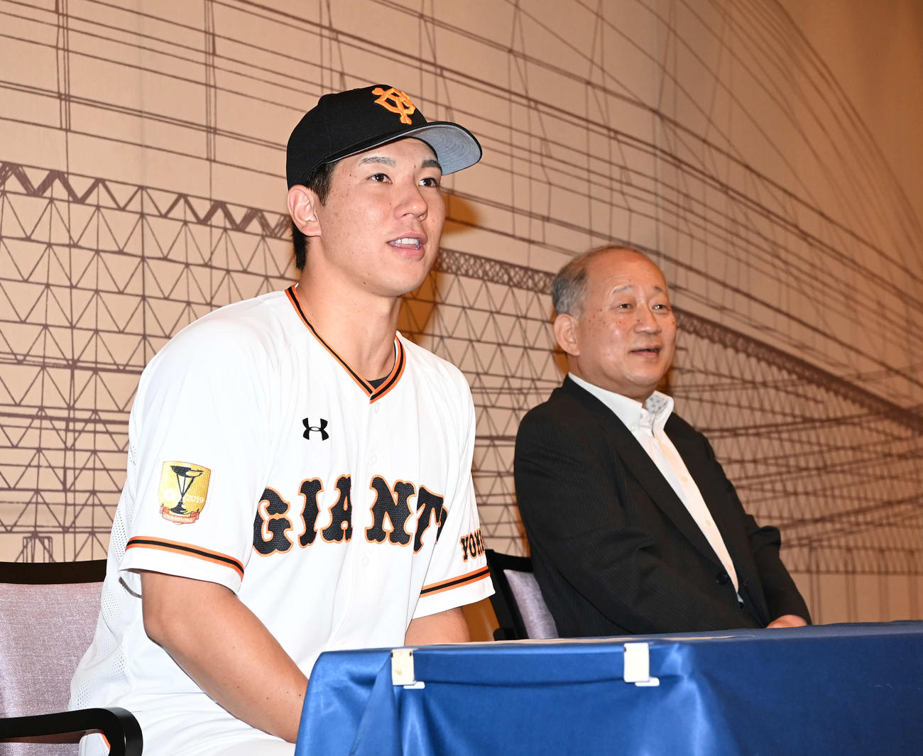 会見を行う八田日本高野連会長（右）と炭谷日本プロ野球選手会会長（撮影・鈴木みどり）