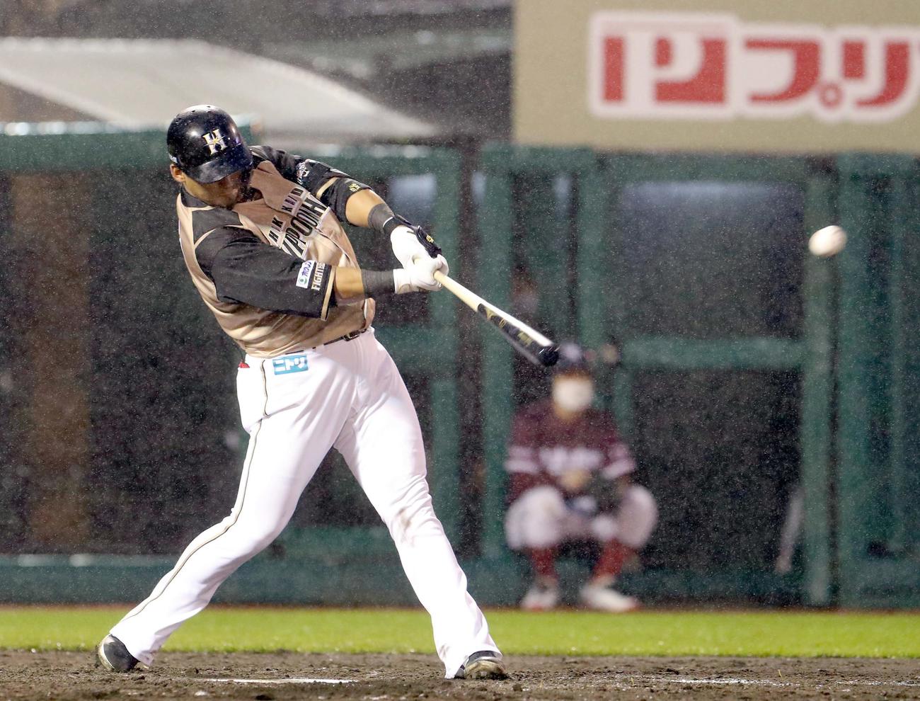楽天対日本ハム　4回表日本ハム1死、中田は中越え本塁打を放つ（撮影・佐藤翔太）