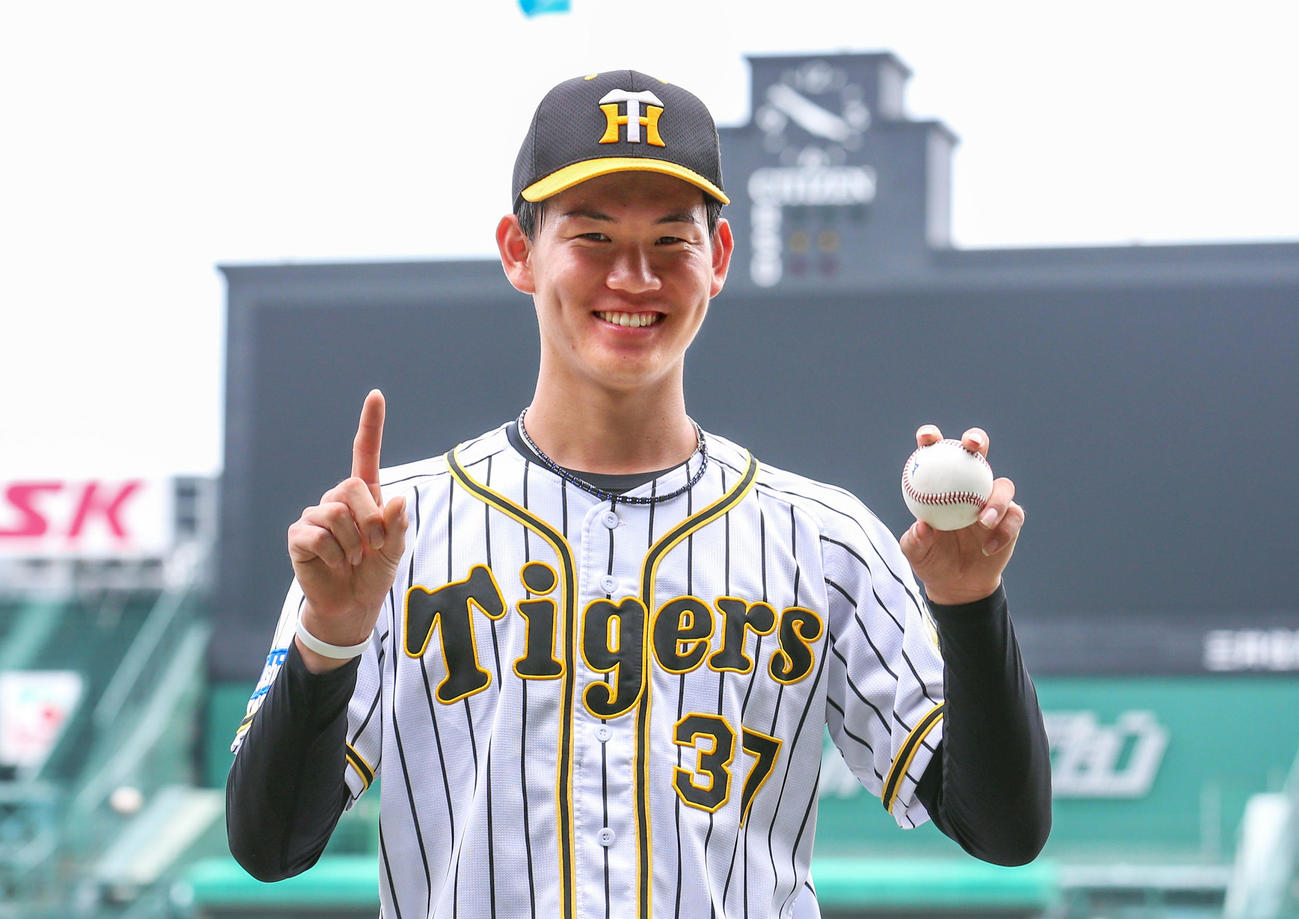 ウエスタン・リーグ　阪神対オリックス　プロ初勝利を挙げ笑顔を見せる及川（撮影・上山淳一）