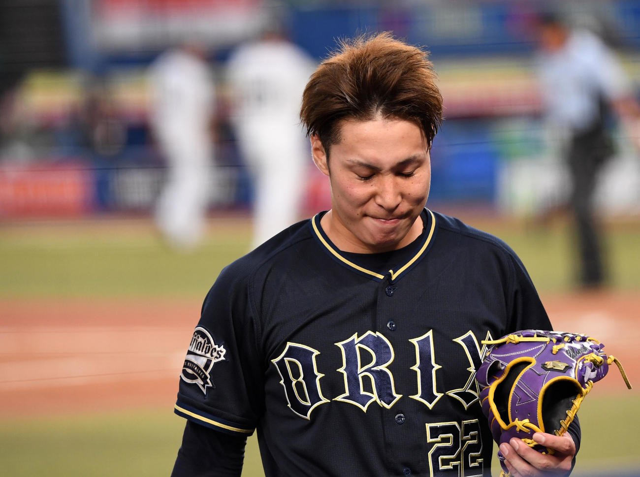 ロッテ対オリックス　1回裏を終え肩を落としベンチへ引きあげるオリックス村西（撮影・横山健太）