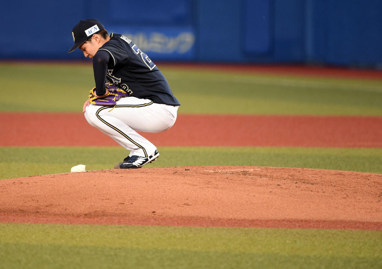 ロッテ対オリックス　1回裏途中、マウンドに座り込むオリックス先発の村西（撮影・横山健太）
