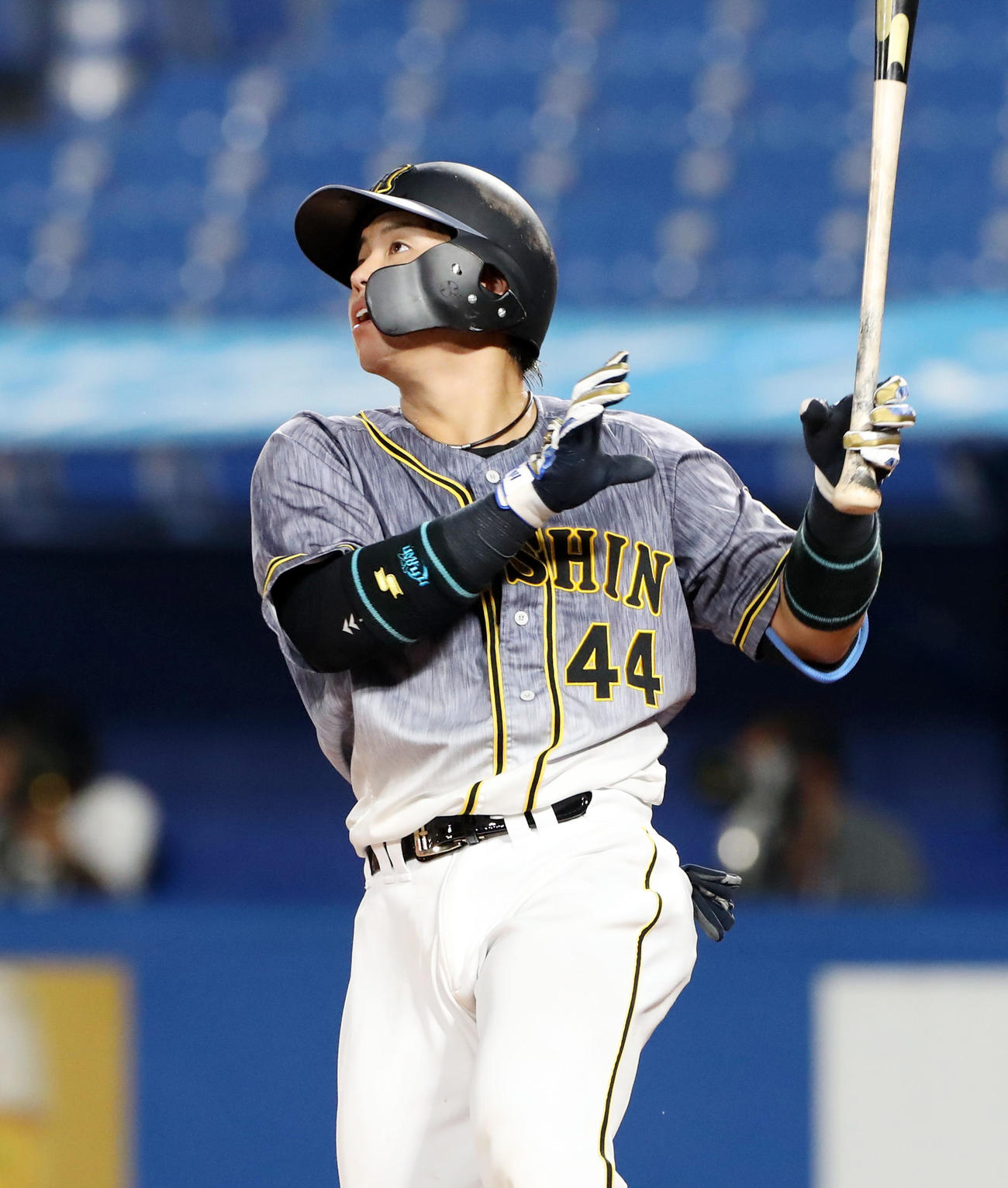 ヤクルト対阪神　8回表阪神無死、梅野は左越え本塁打を放つ（撮影・加藤哉）