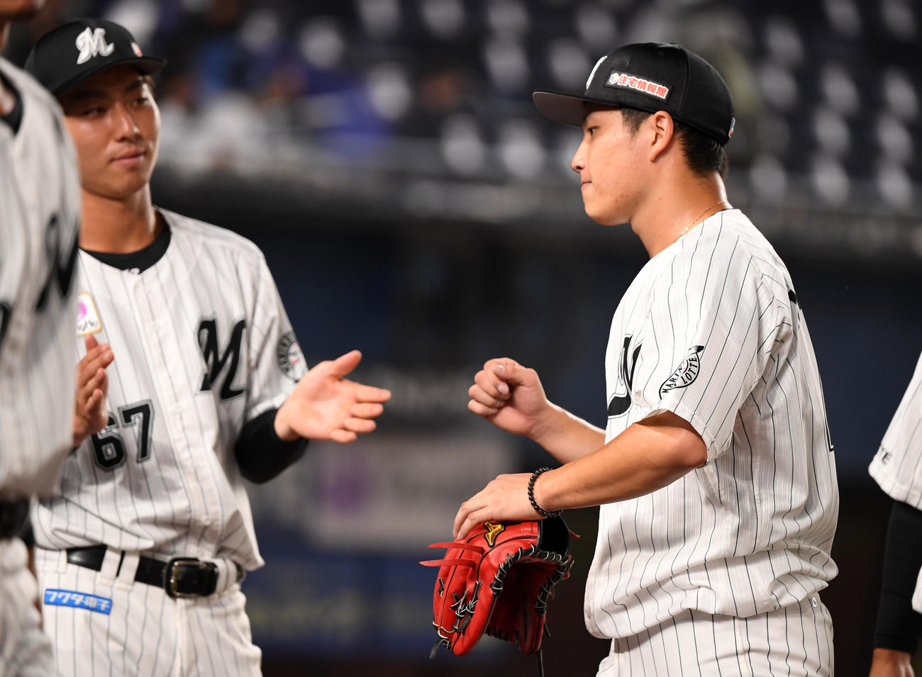ロッテ対オリックス　6回表途中でマウンドを降りるロッテ岩下（撮影・横山健太）