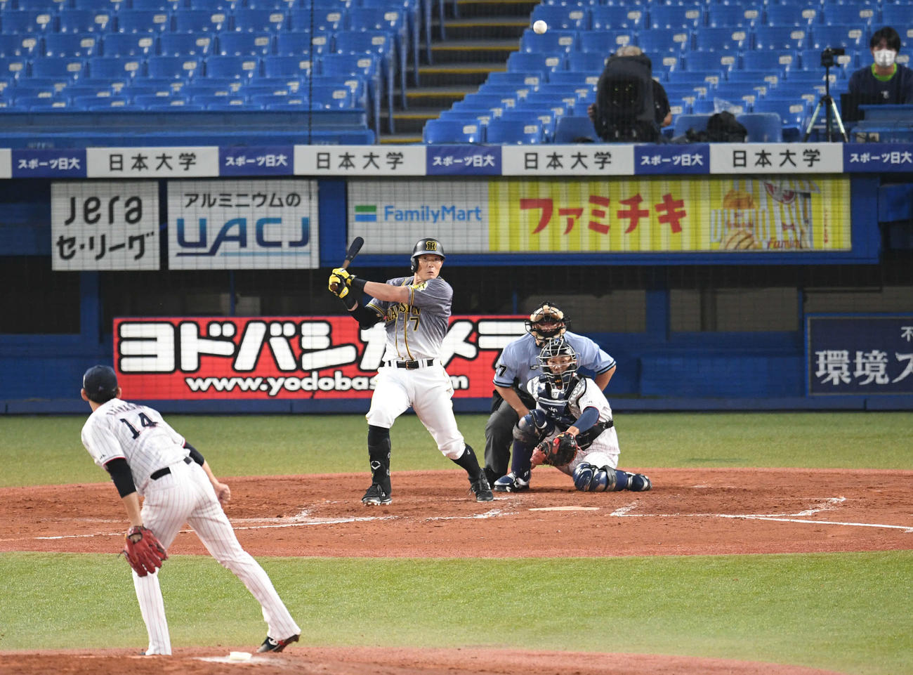 ヤクルト対阪神　4回表阪神無死、糸井は中前打を放つ。投手高梨（撮影・山崎安昭）