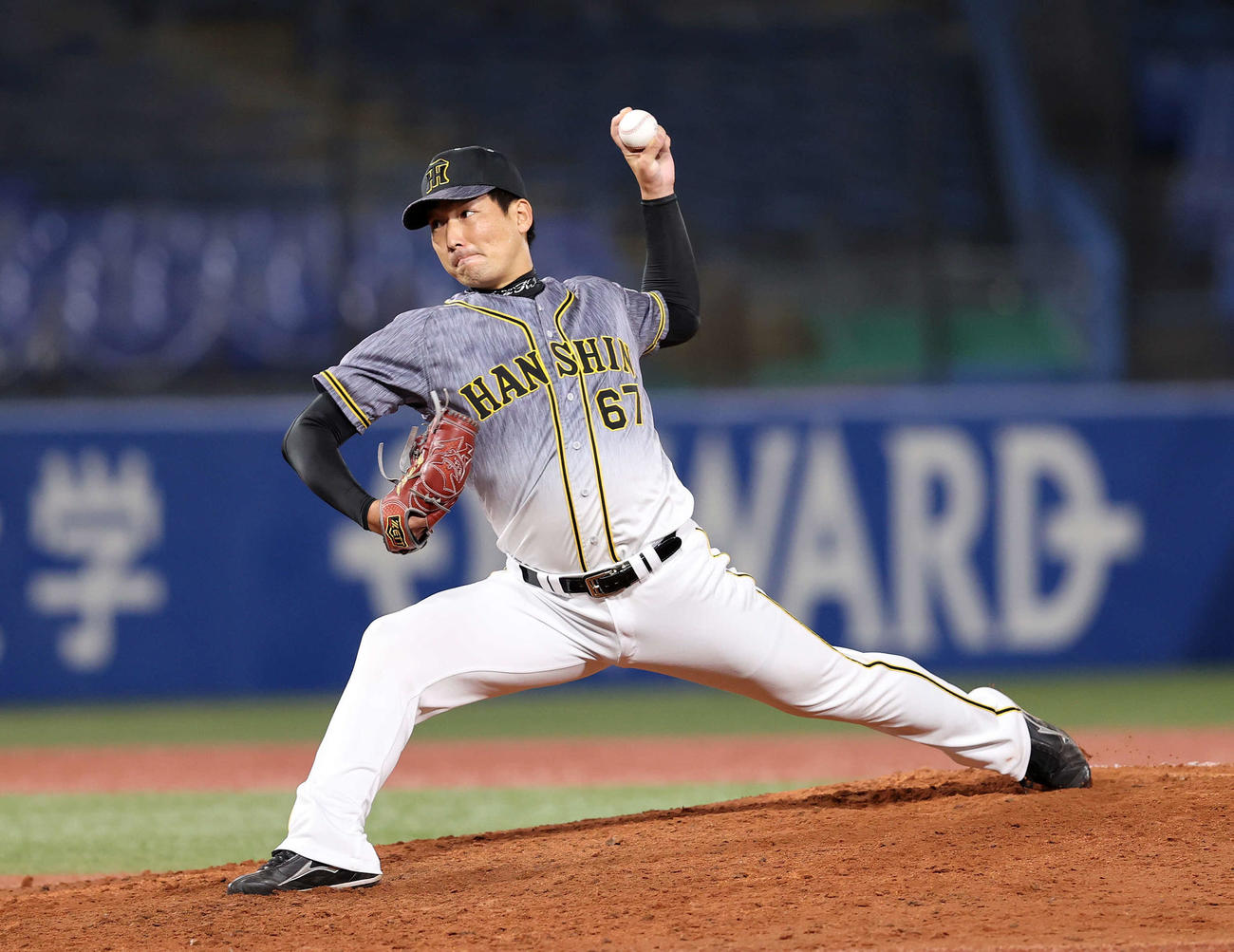 ヤクルト対阪神　2番手で力投する阪神岩崎（撮影・鈴木正人）
