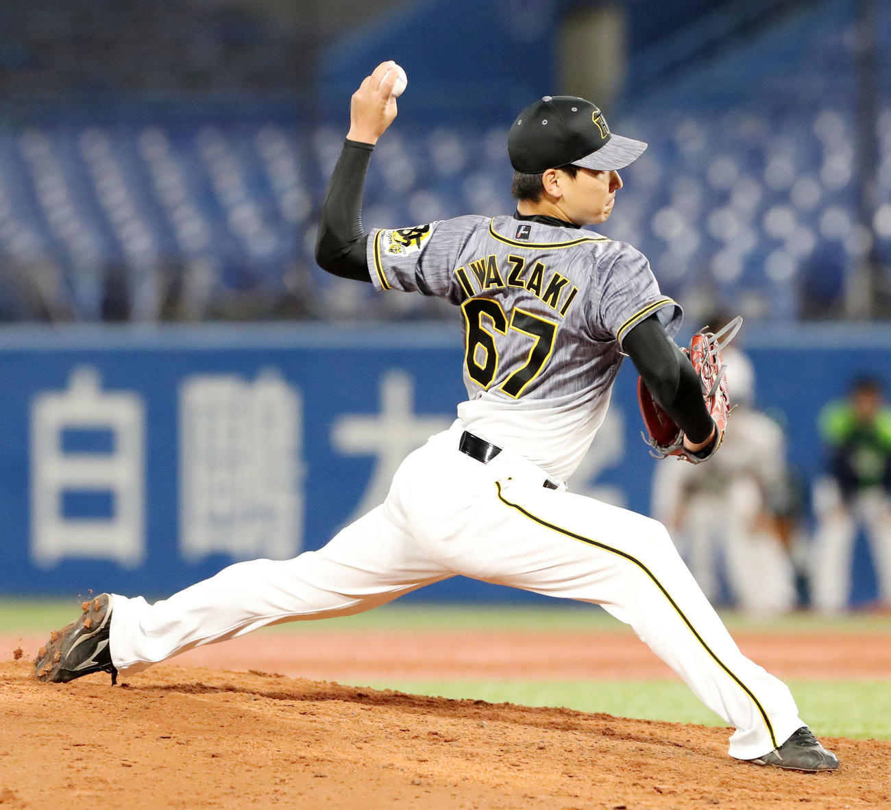 ヤクルト対阪神　7回裏のピンチをしのいだ岩崎（撮影・加藤哉）