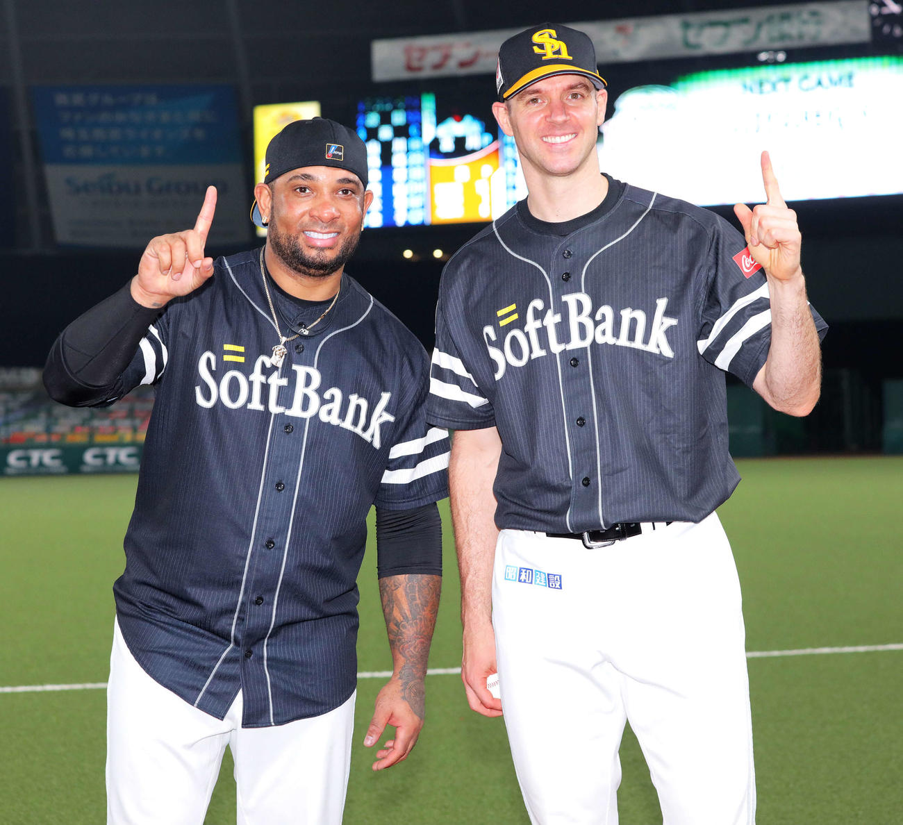 西武対ソフトバンク　西武に勝利し人さし指を立て写真に納まる、2本塁打を放ったバレンティン（左）とバンデンハーク（撮影・河田真司）