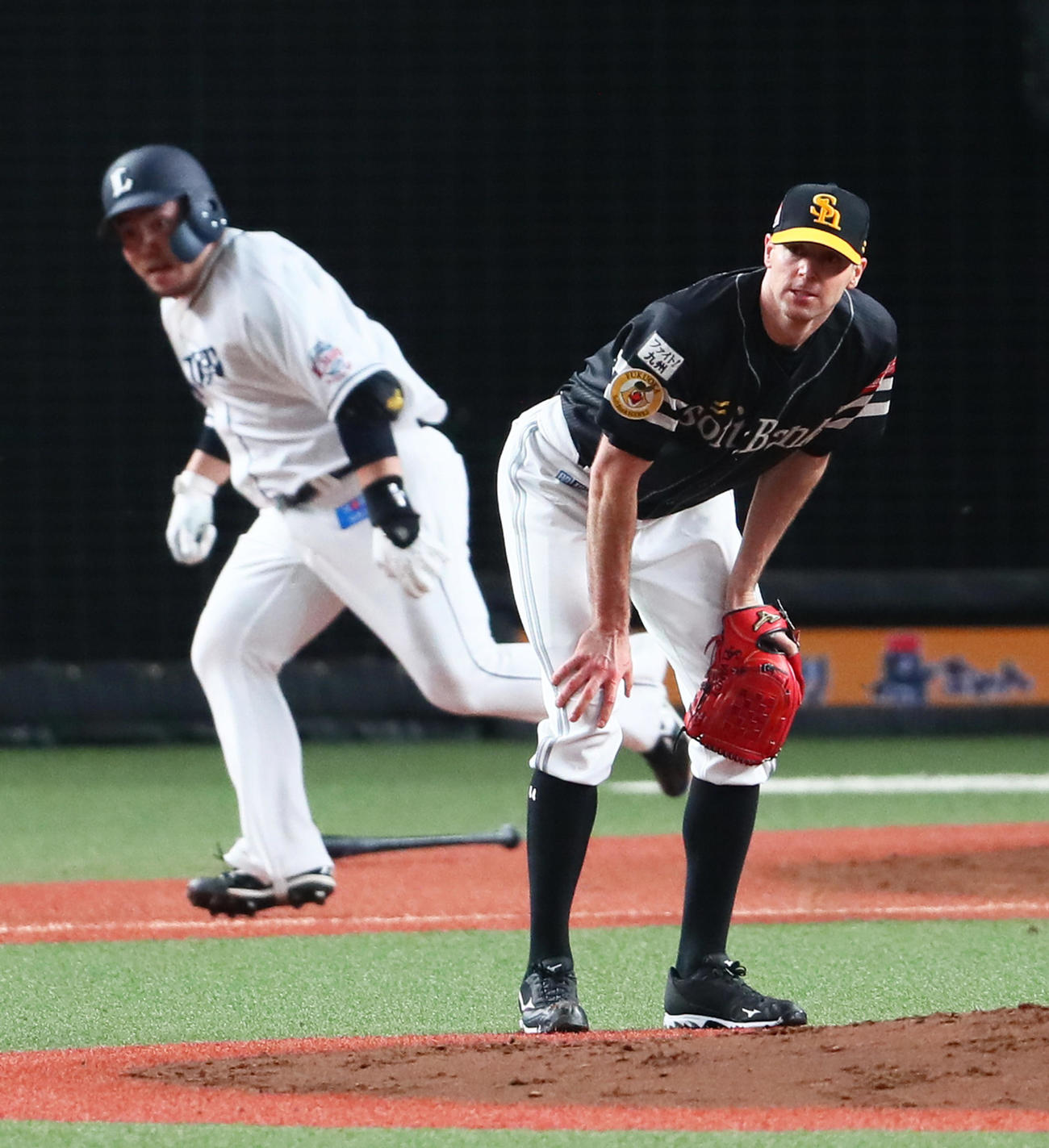 西武対ソフトバンク　8回裏西武無死、山川の二塁内野安打となる打球を見つめるバンデンハーク（撮影・足立雅史）