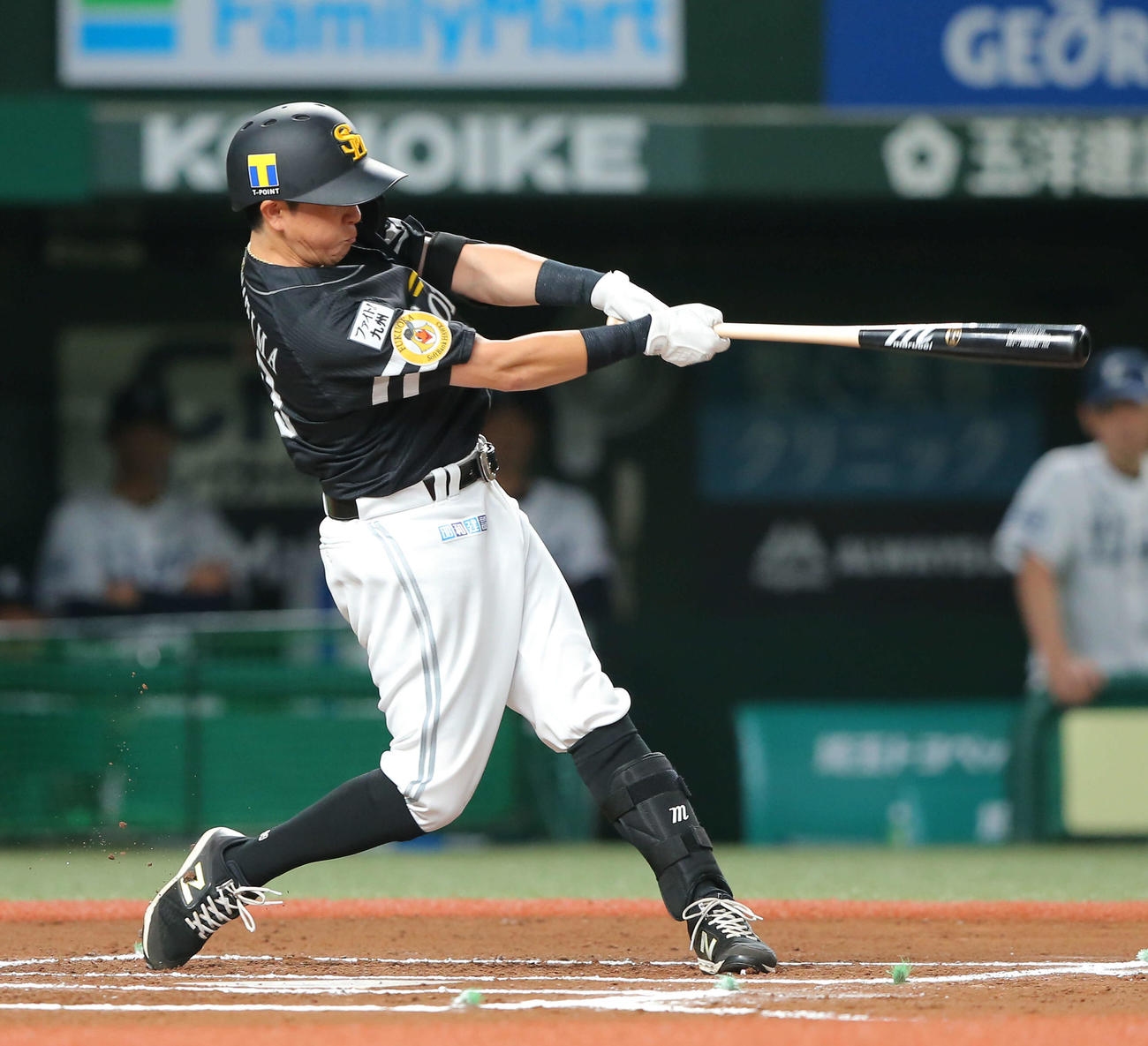西武対ソフトバンク　6回表ソフトバンクに無死、左越えソロ本塁打を放つ川島（撮影・河田真司）　　