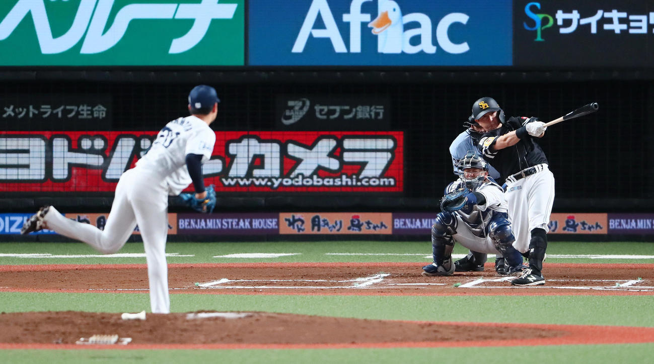 西武対ソフトバンク　6回表ソフトバンク無死、川島は左越え本塁打を放つ。投手浜屋（撮影・足立雅史）