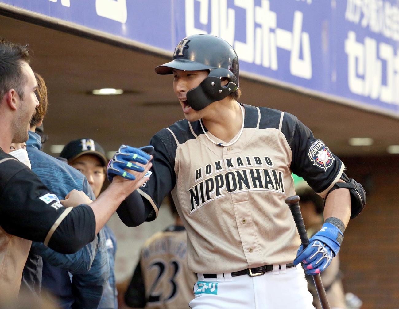 楽天対日本ハム　1回表日本ハム1死、大田は先制となるソロ本塁打を放ち先発のバーヘイゲン（左手前）と喜び合う（撮影・佐藤翔太）