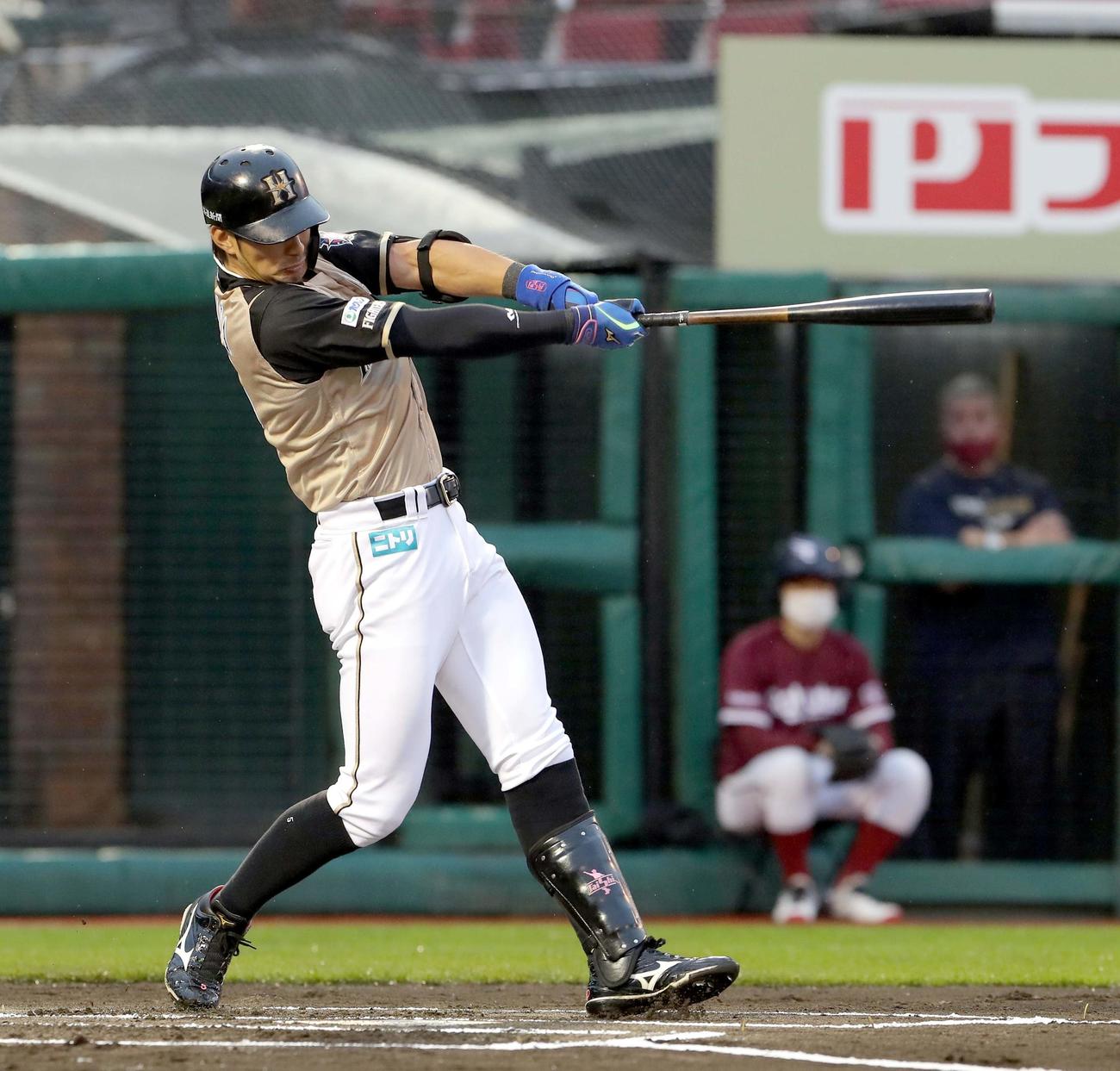 楽天対日本ハム　1回表日本ハム1死、大田は先制となるソロ本塁打を放つ（撮影・佐藤翔太）