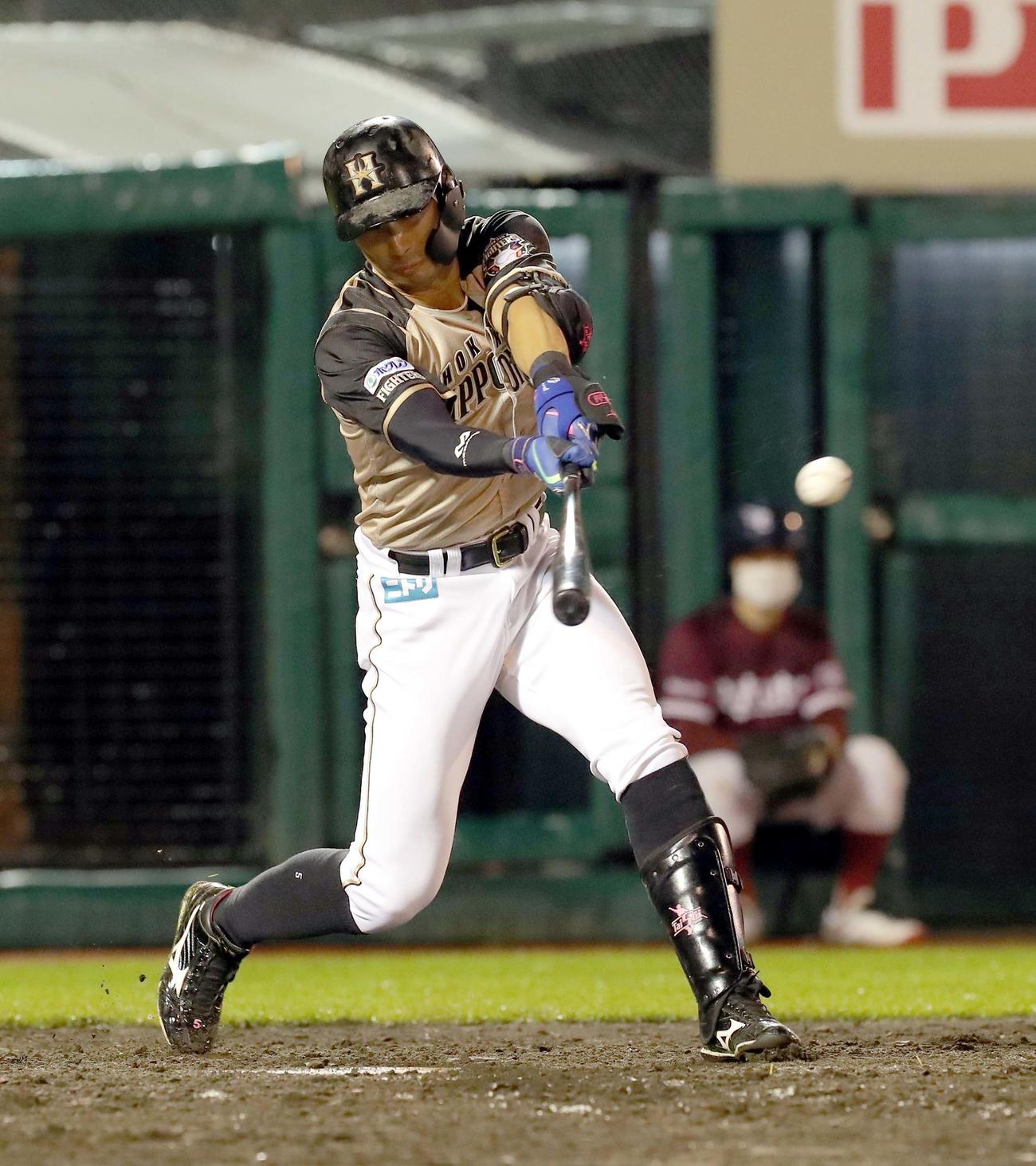 楽天対日本ハム　5回表日本ハム2死二、三塁、大田は中前適時打を放つ（撮影・佐藤翔太）
