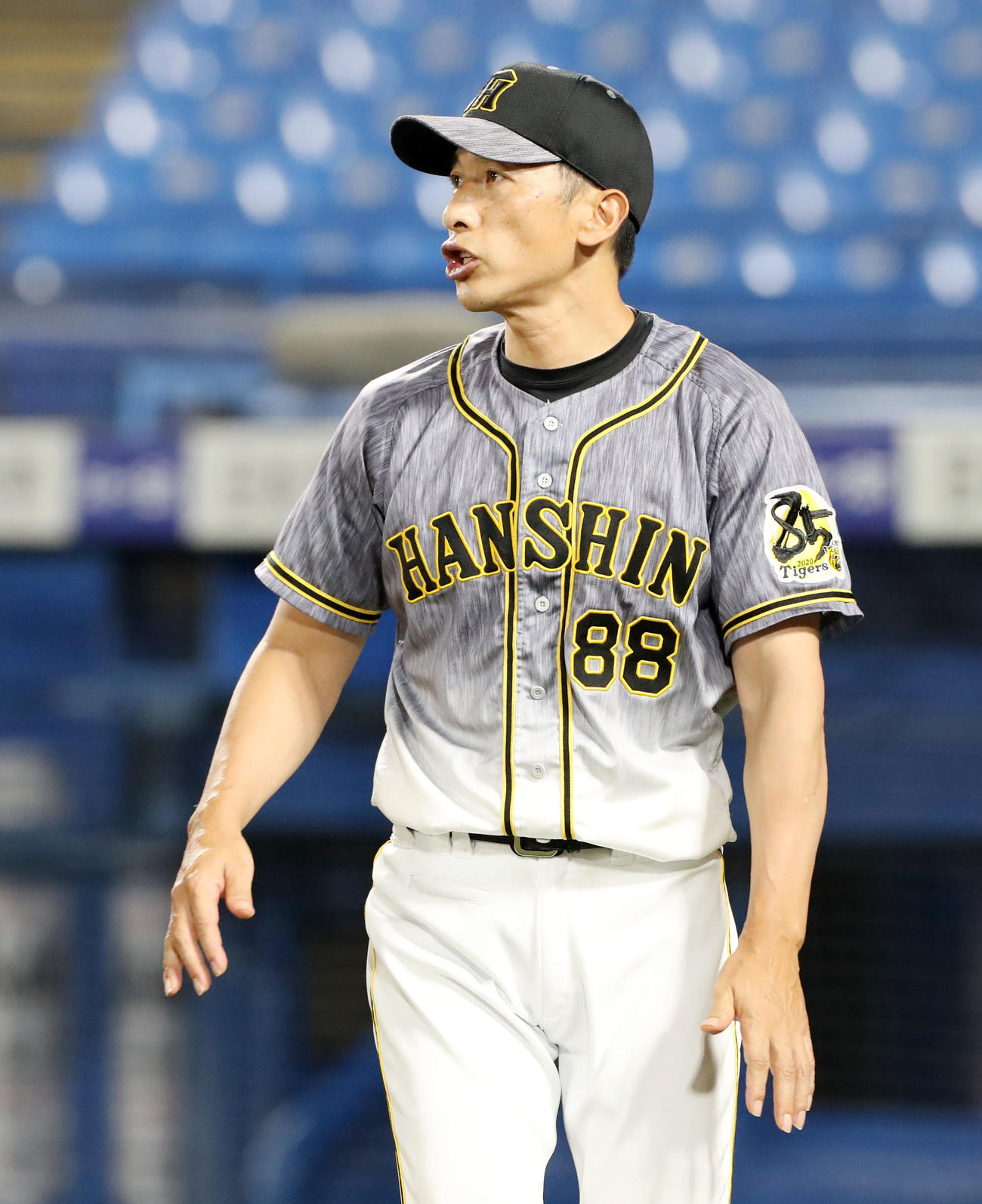 ヤクルト対阪神　8回裏、選手交代を告げる矢野監督（撮影・加藤哉）