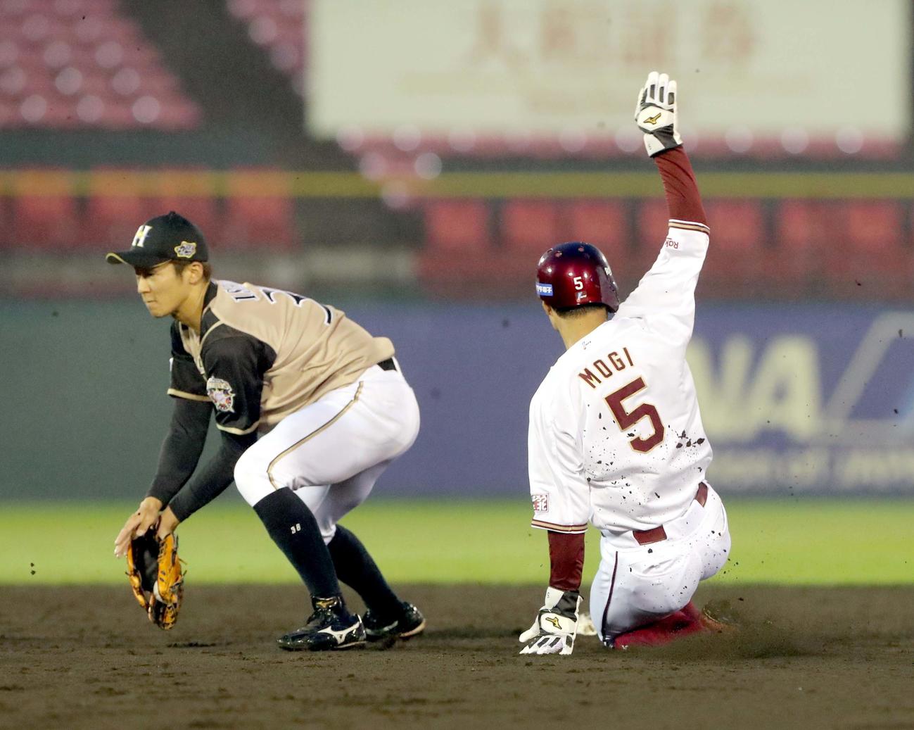 楽天対日本ハム　3回裏楽天2死一、三塁、二盗を決める茂木（撮影・佐藤翔太）