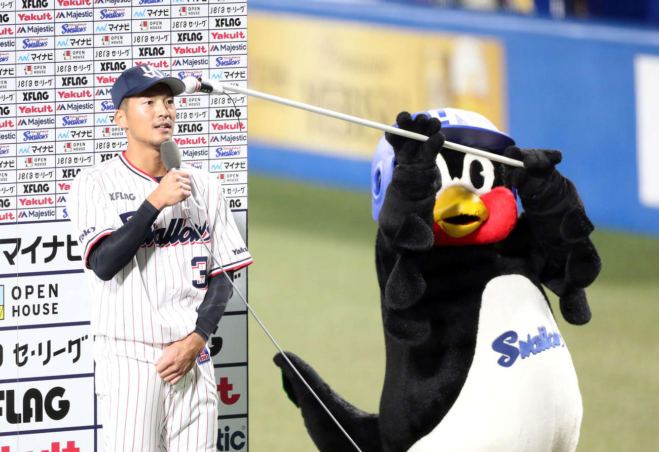 ヤクルト対阪神　お立ち台に上がるヤクルト西浦（撮影・鈴木正人）